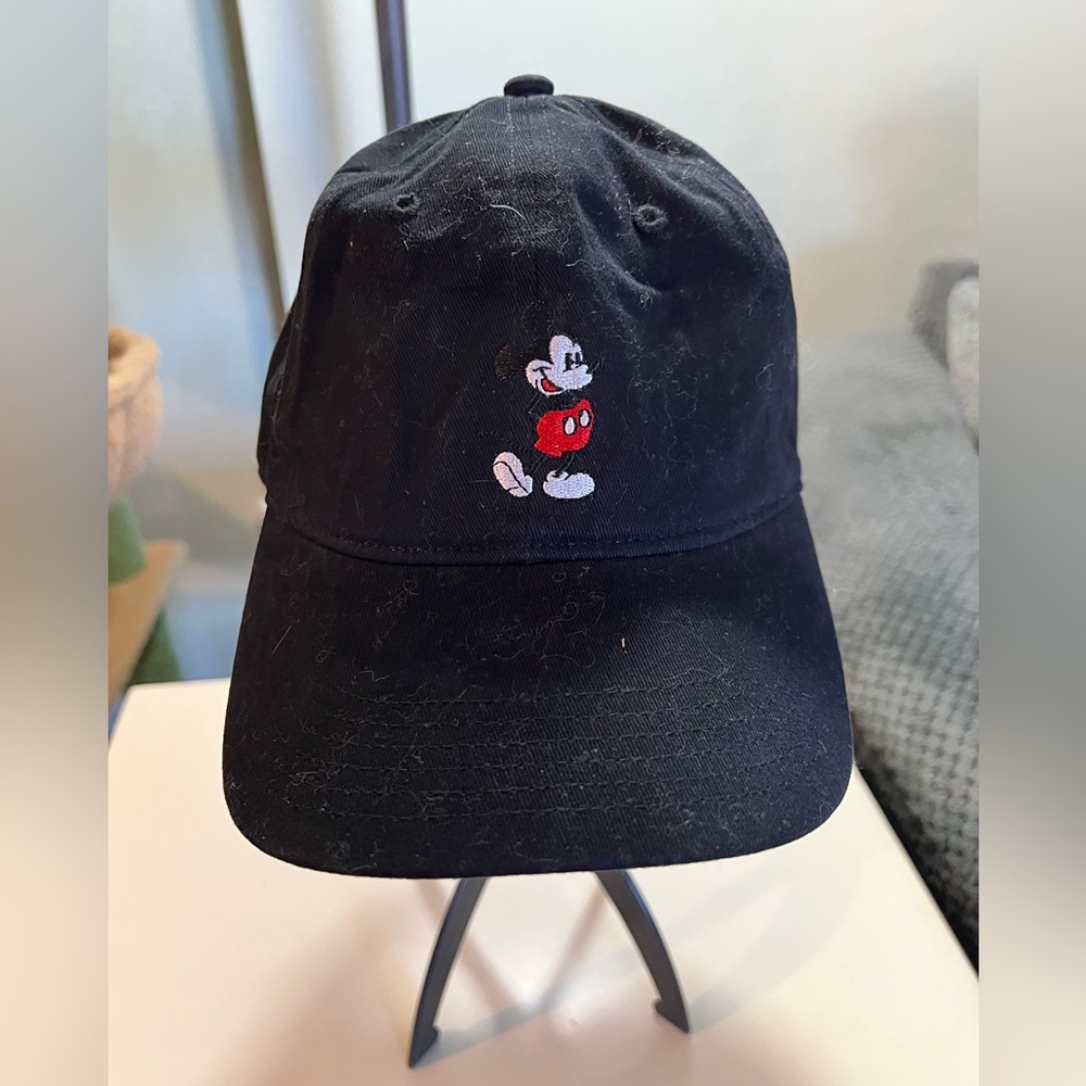 Disney Mickey Mouse baseball hat
Black cotton with Mickey character
Embroidered